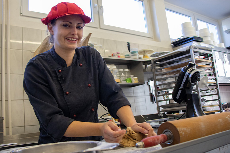 Luisa knetet den Lebkuchenteig in der Backstube