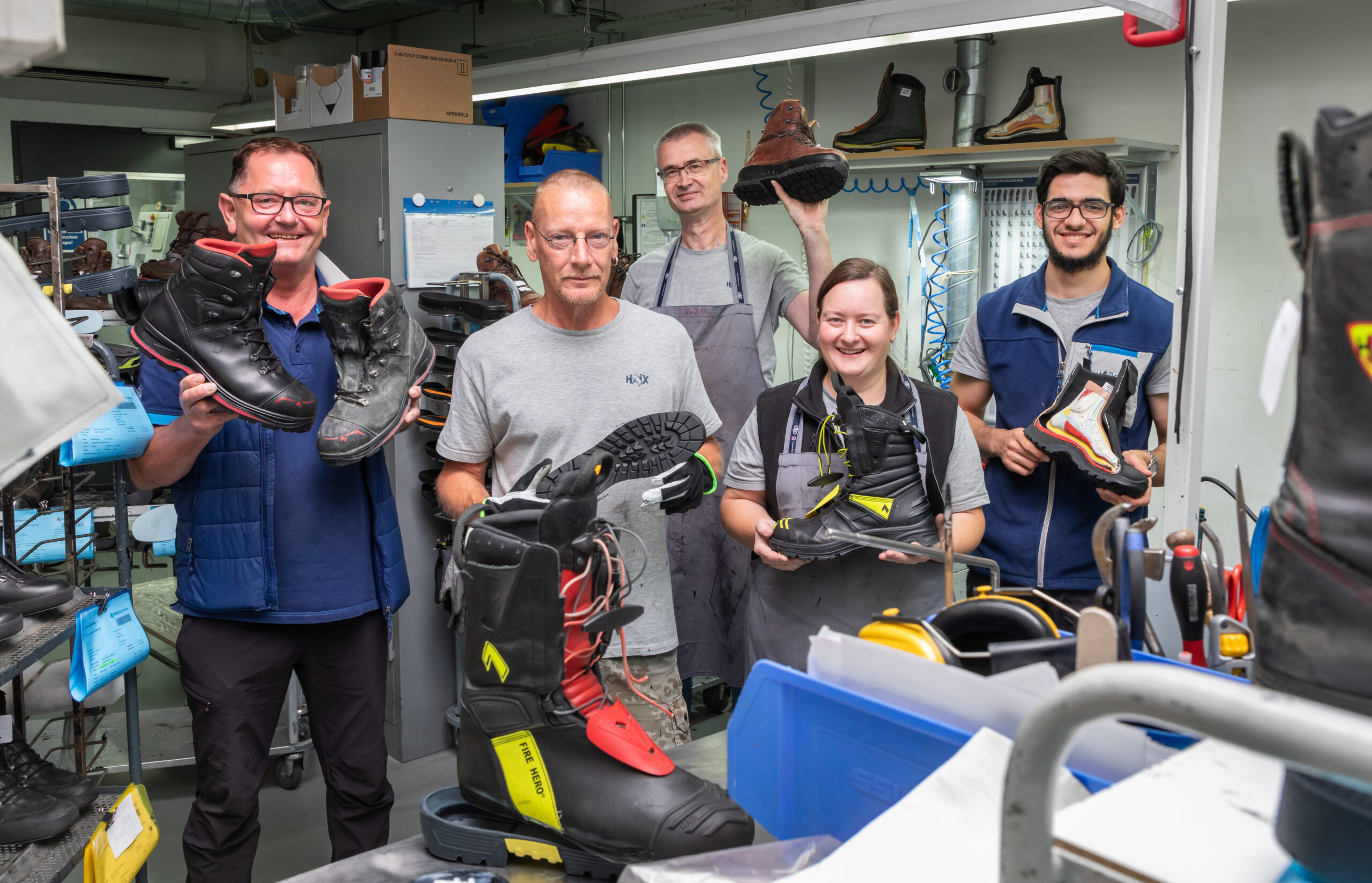 Willi Kümpel mit seinen Mitarbeitern in der HAIX-Reparaturwerkstatt.