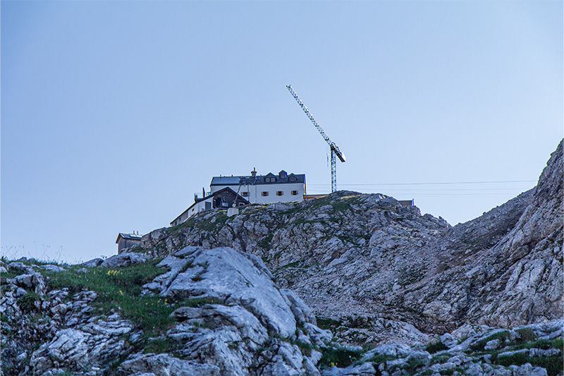 Der Kran am Riemannhaus ist schon von weitem zu sehen